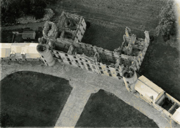 Vue aérienne du château (noir et blanc)